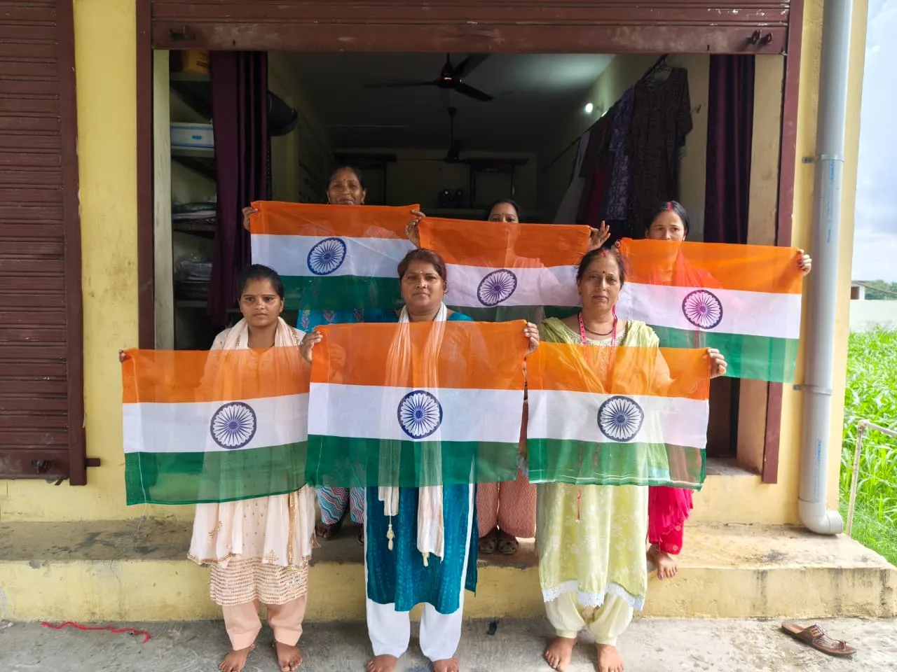 हर घर लहराएगा दून की महिलाओं का तिरंगा, सहसपुर में 5 हजार से ज्यादा हैंडमेड झंडे तैयार