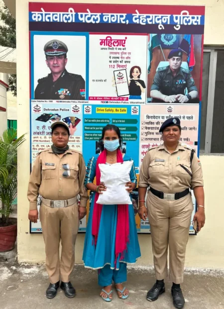 देहरादून। न्यू पटेल नगर में महिला नशा तस्कर गिरफ्तार, 1.648 किलो गांजा बरामद