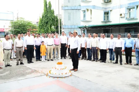 सूचना एवं लोकसंपर्क विभाग परिसर में महानिदेशक बंशी धर तिवारी ने किया ध्वजारोहण